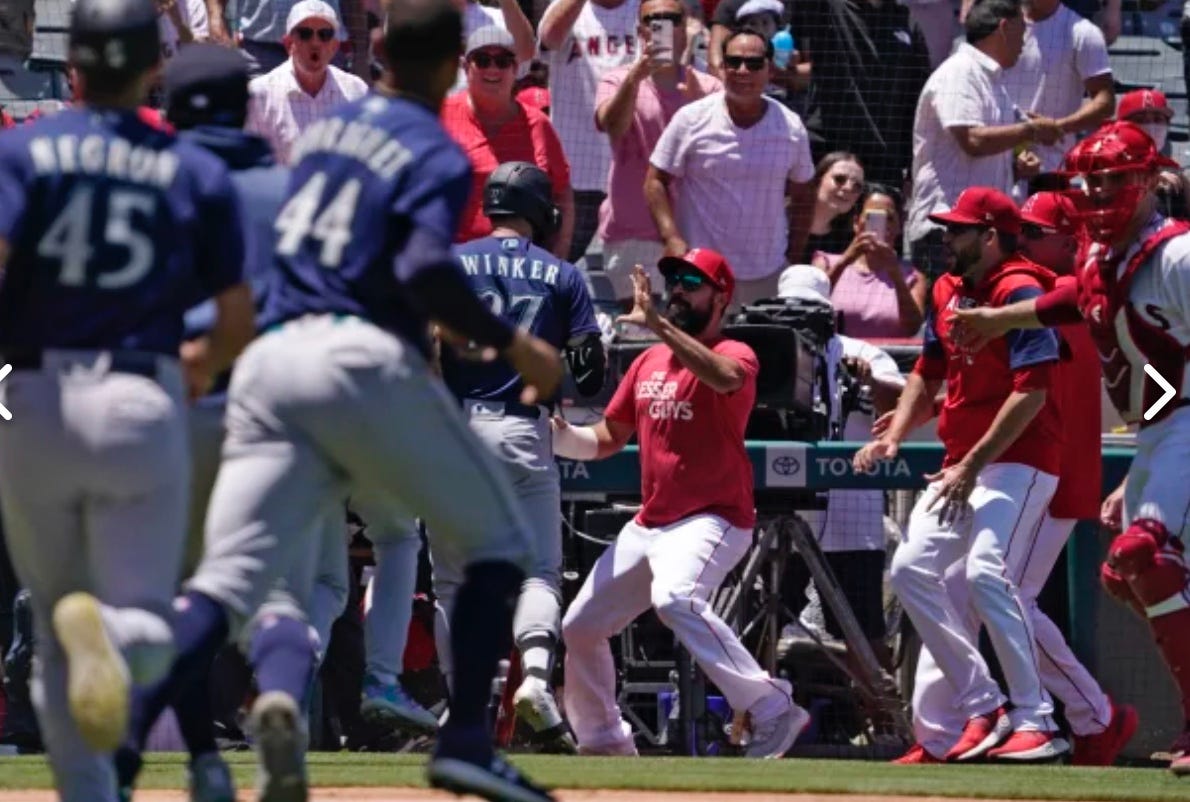 Jesse Winker versus Los Angeles, huge brawl erupts between the Mariners