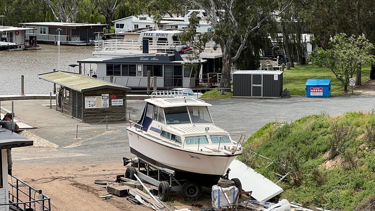Riverfront businesses play waitandsee with River Murray high flows