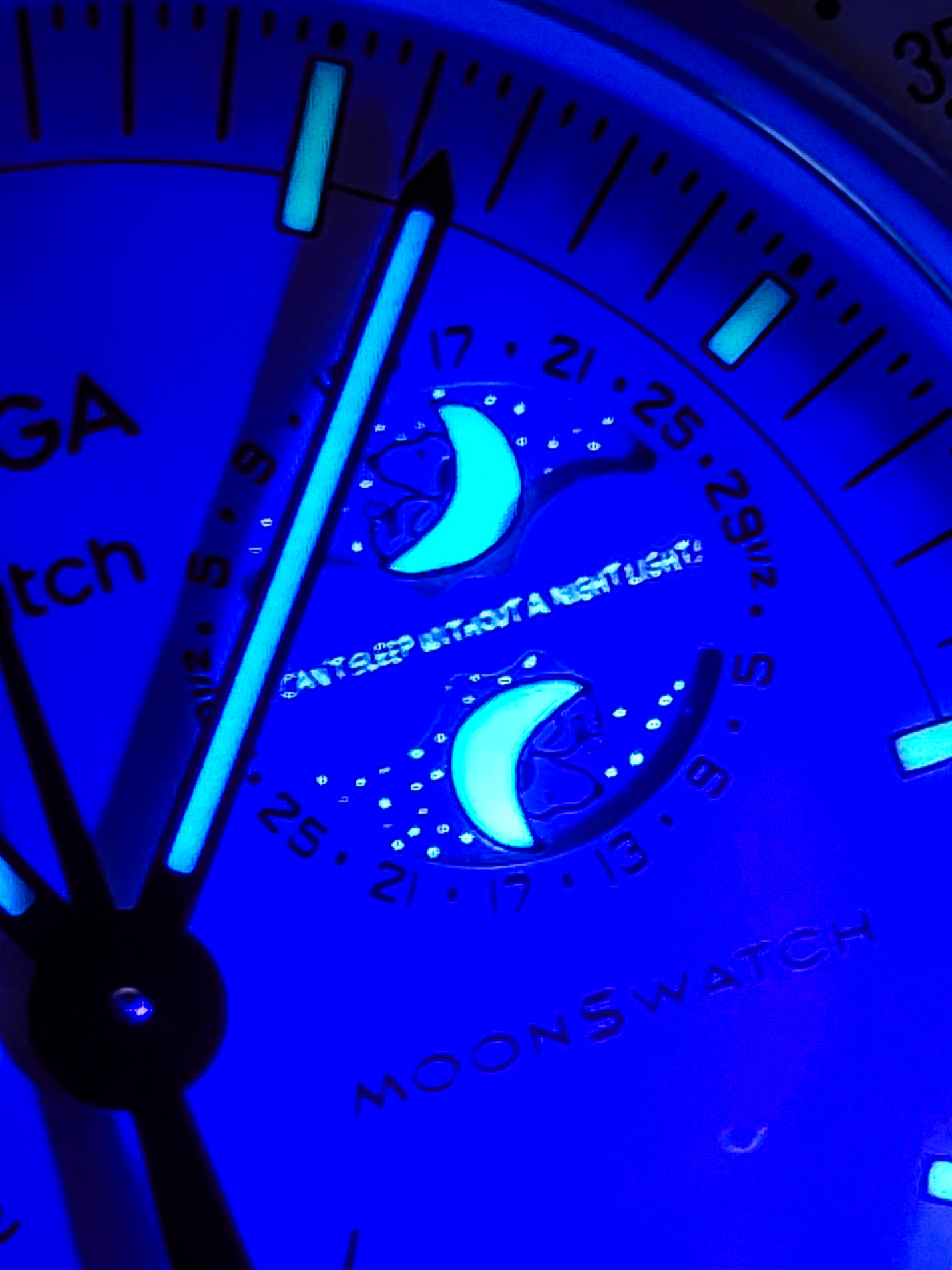 Omega speedmaster snoopy lume hot sale