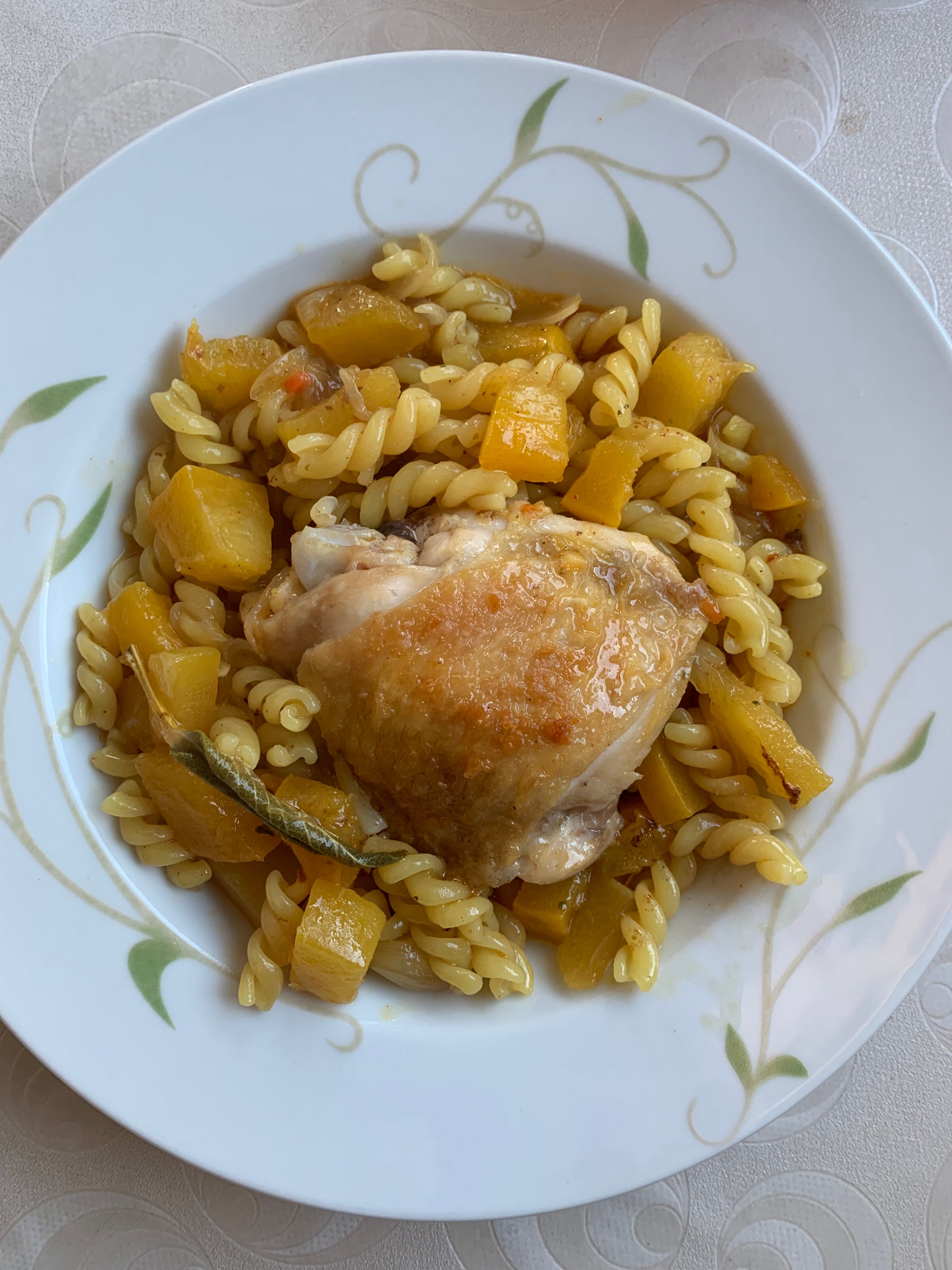 CHICKEN THIGHS WITH PASTA AND SQUASH by Marta Muhar