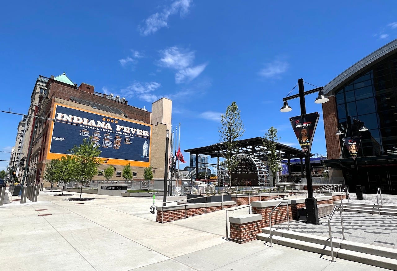 Photo Update Bicentennial Unity Plaza, Commission Row outside