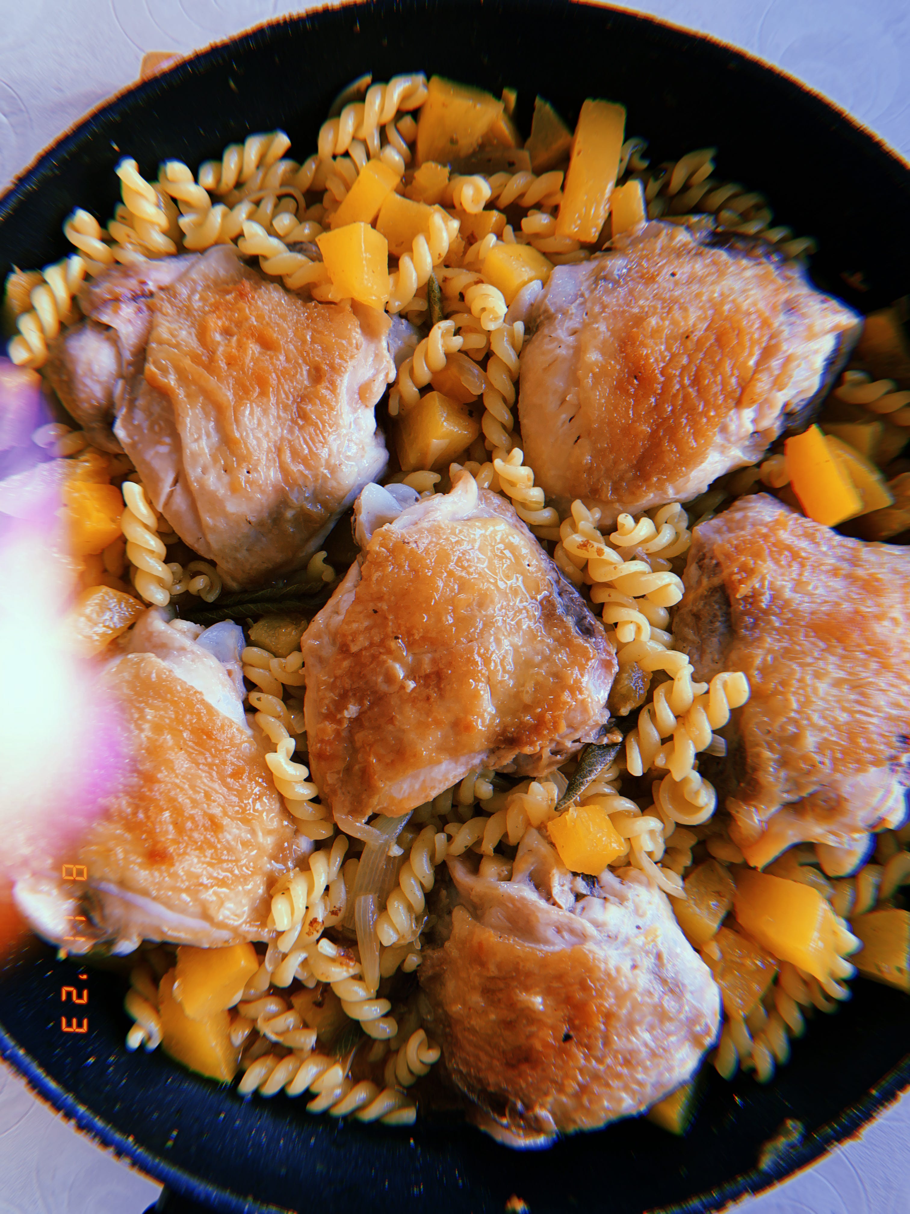 CHICKEN THIGHS WITH PASTA AND SQUASH by Marta Muhar