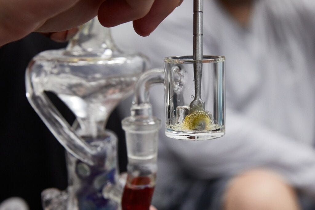 The Ultimate Guide to Dab Pens, Wax Rigs, and Bongs: Choosing the Right ...