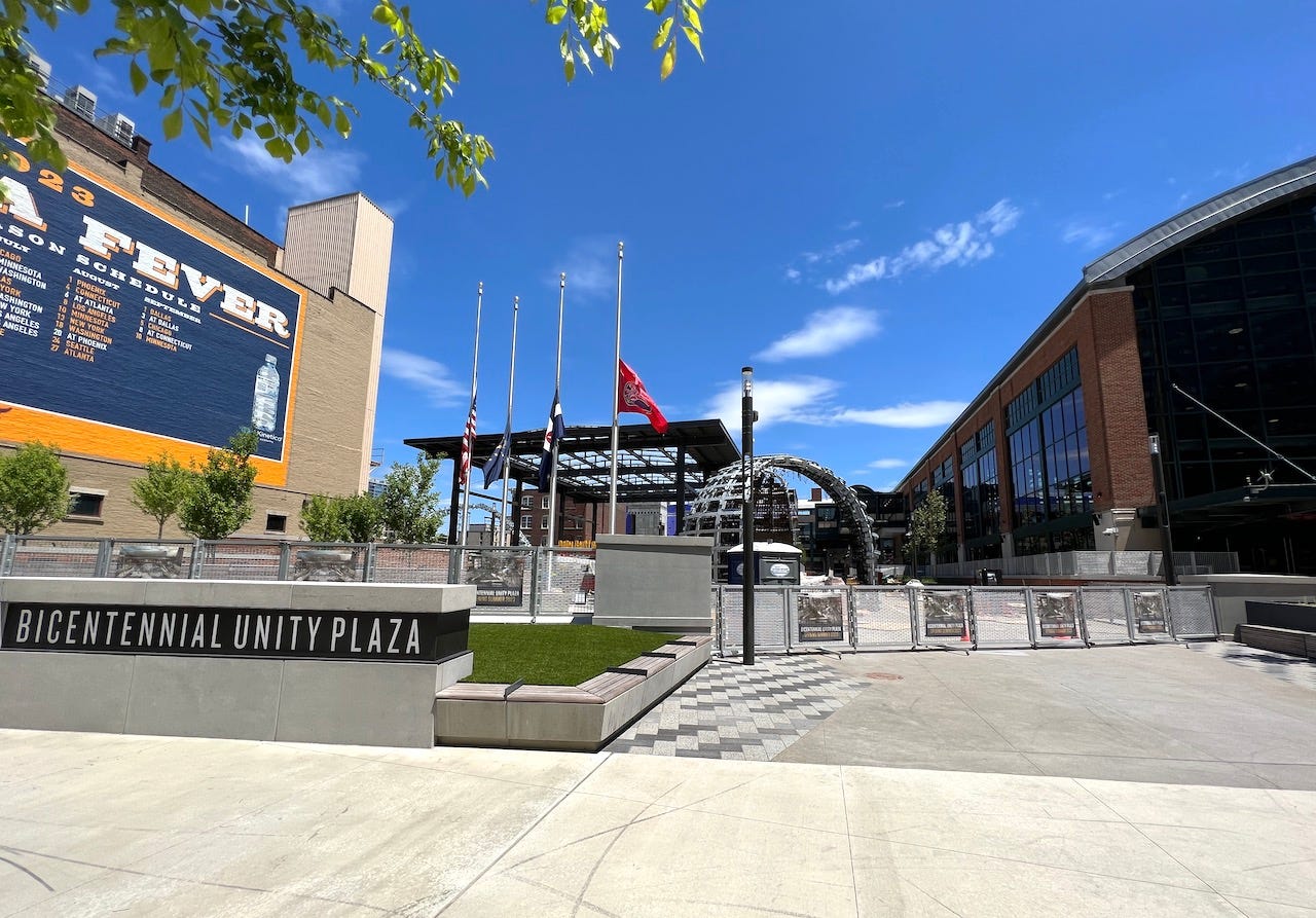 Photo Update Bicentennial Unity Plaza, Commission Row outside