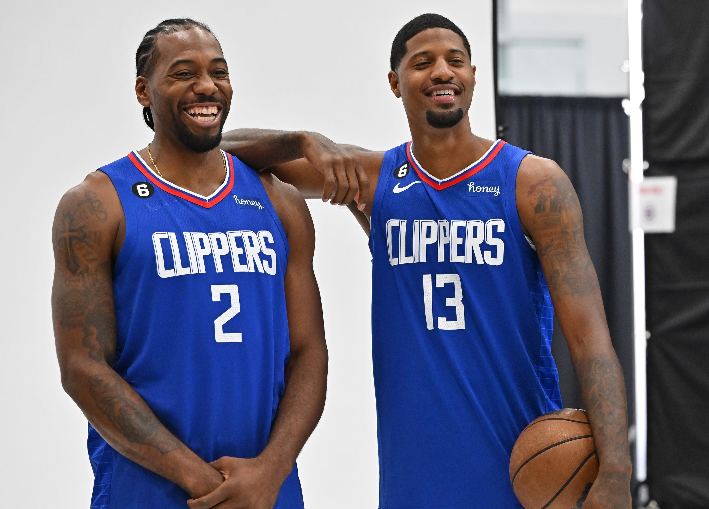 Who was kawhi leonard traded for on draft night 2025