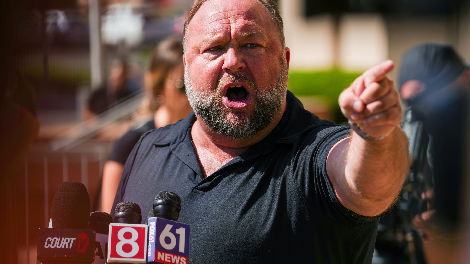 Alex Jones Begs Trump to Hire Him as Press Secretary, Cites Expertise ...
