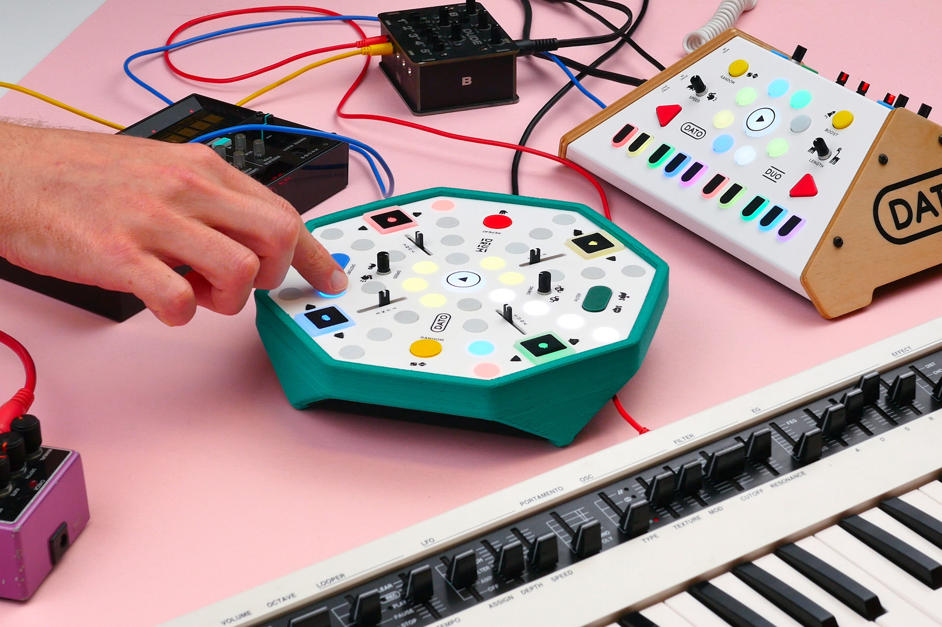 Dato synth online