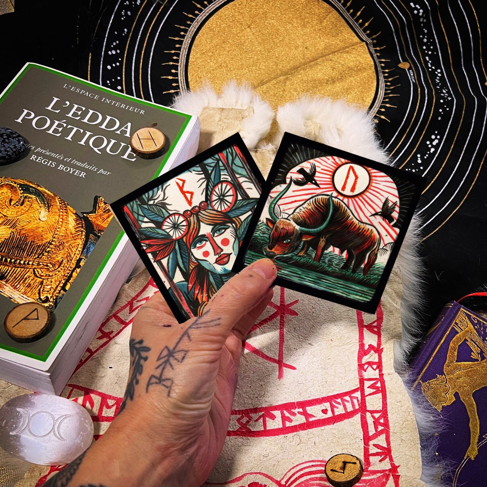 Stacked Runes #25: runes, projets et mail art - by Mina Mond