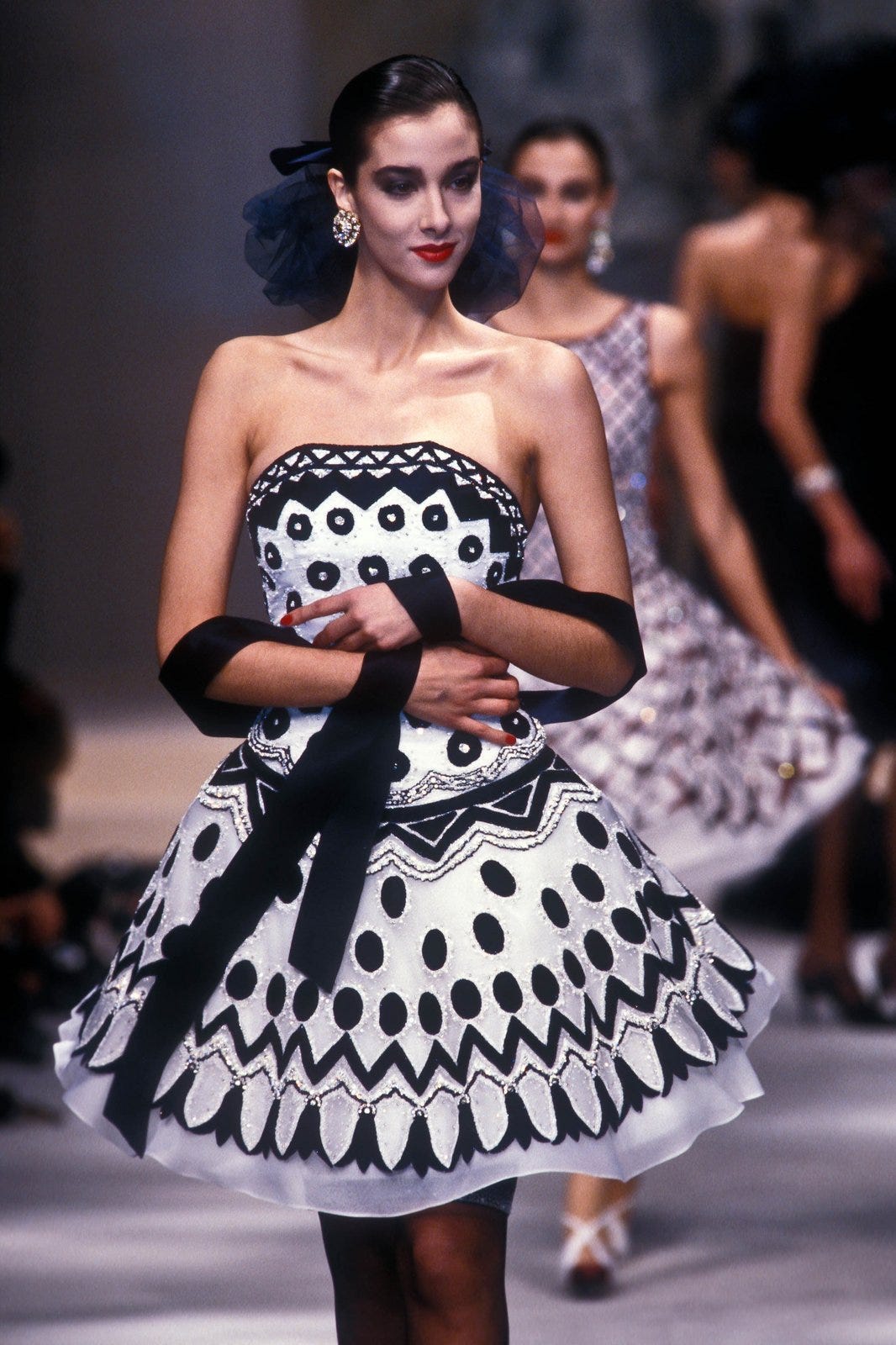 ブランド通販 10: Unfolded: Logo a of Allure the and Chanel, 1980s, The アート・デザイン・音楽