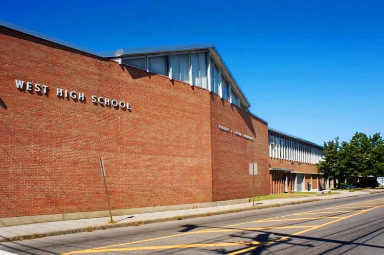Distrito Escolar de New Hampshire Usa 4.000 em Fundos de Ajuda À