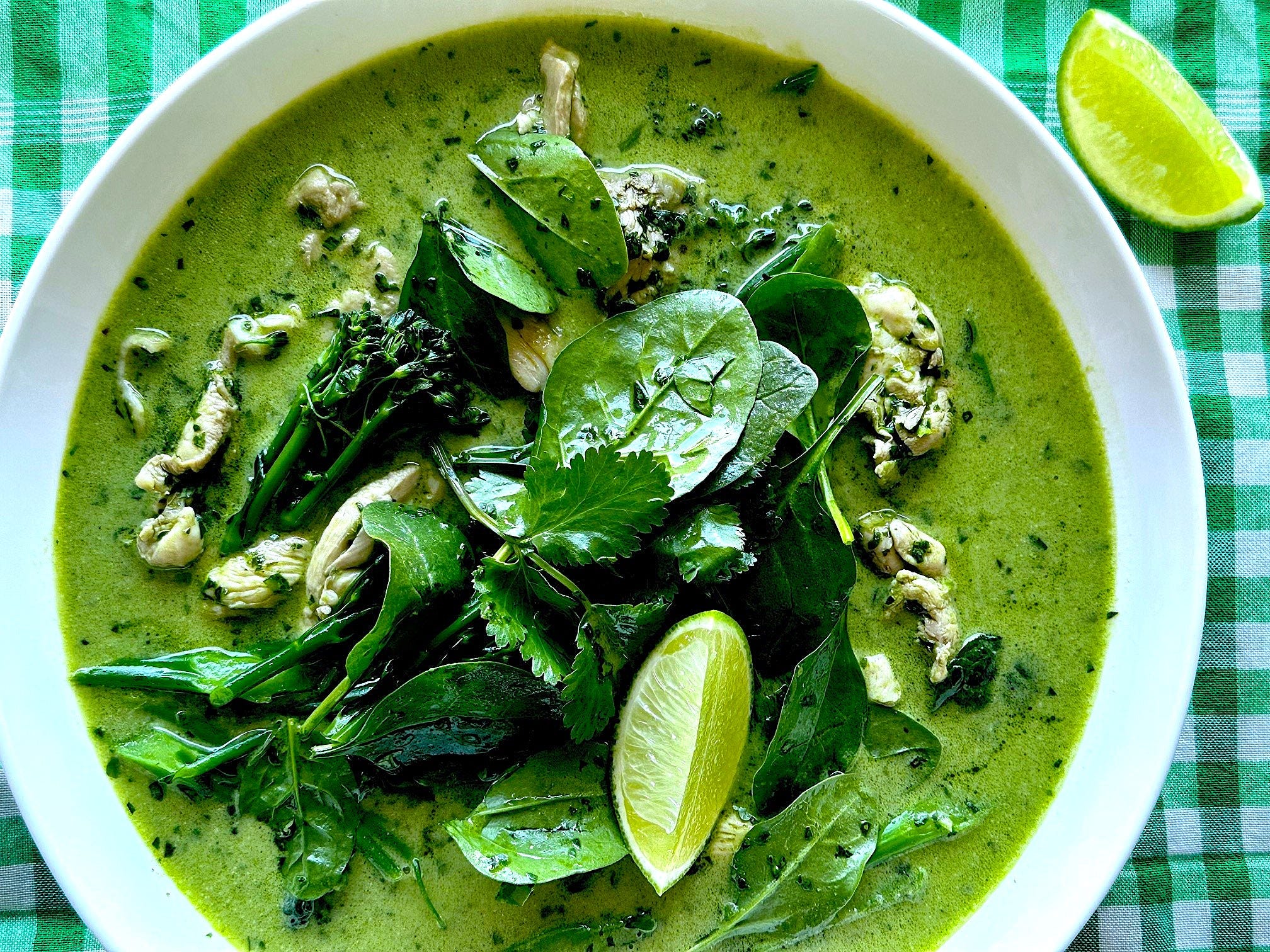A GREEN CHICKEN CURRY THAT IS ACTUALLY GREEN.