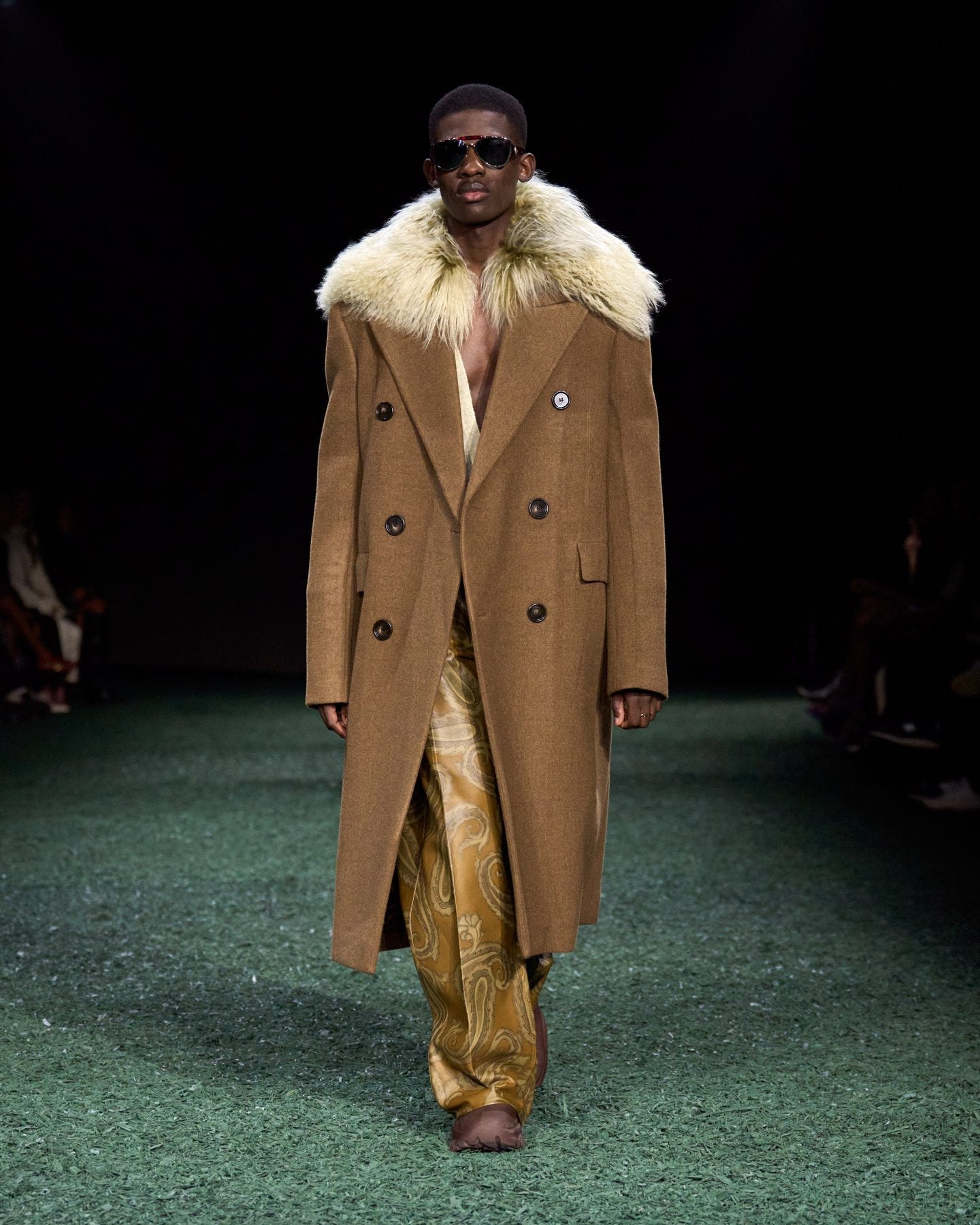 Burberry trench coat runway deals