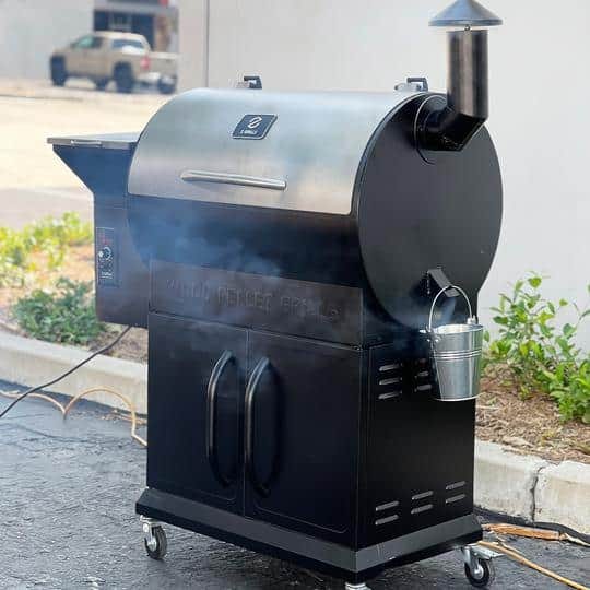 Solar powered grill outlet