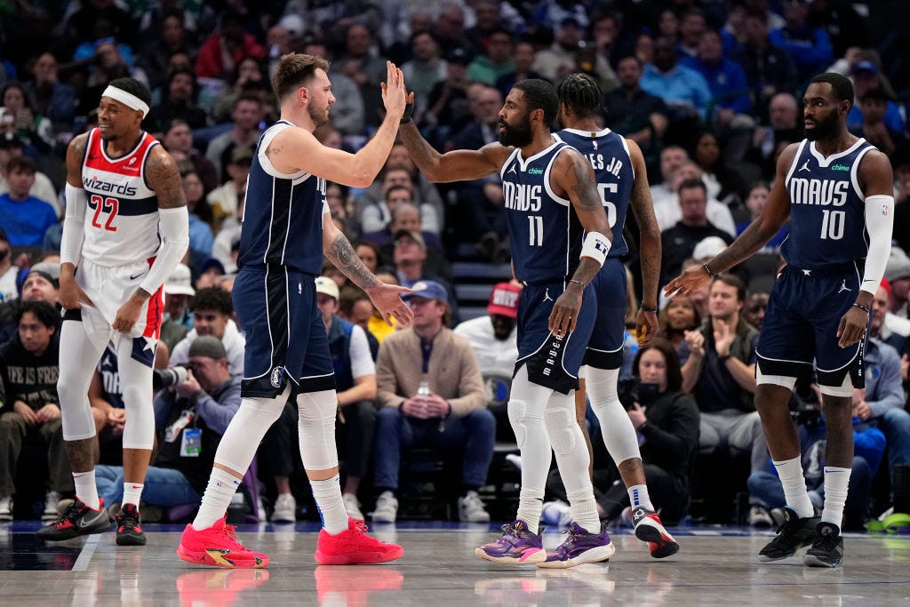 Kyrie irving discount christmas shoes 2018