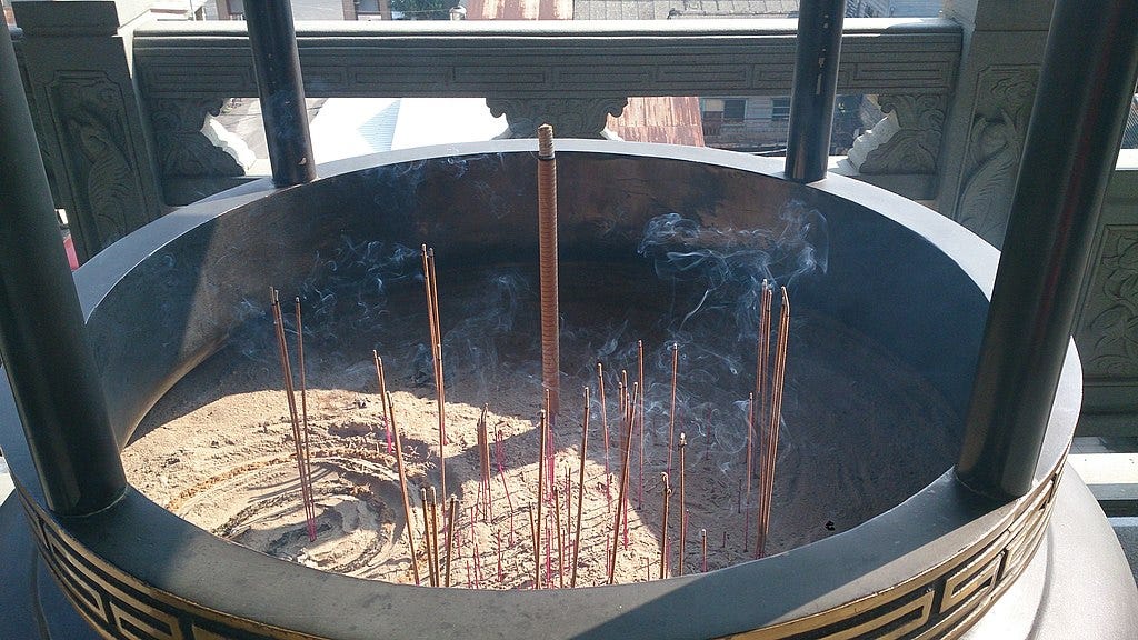 What Is Taiwanese Moon Block Divination? (Pua̍h‑pue)