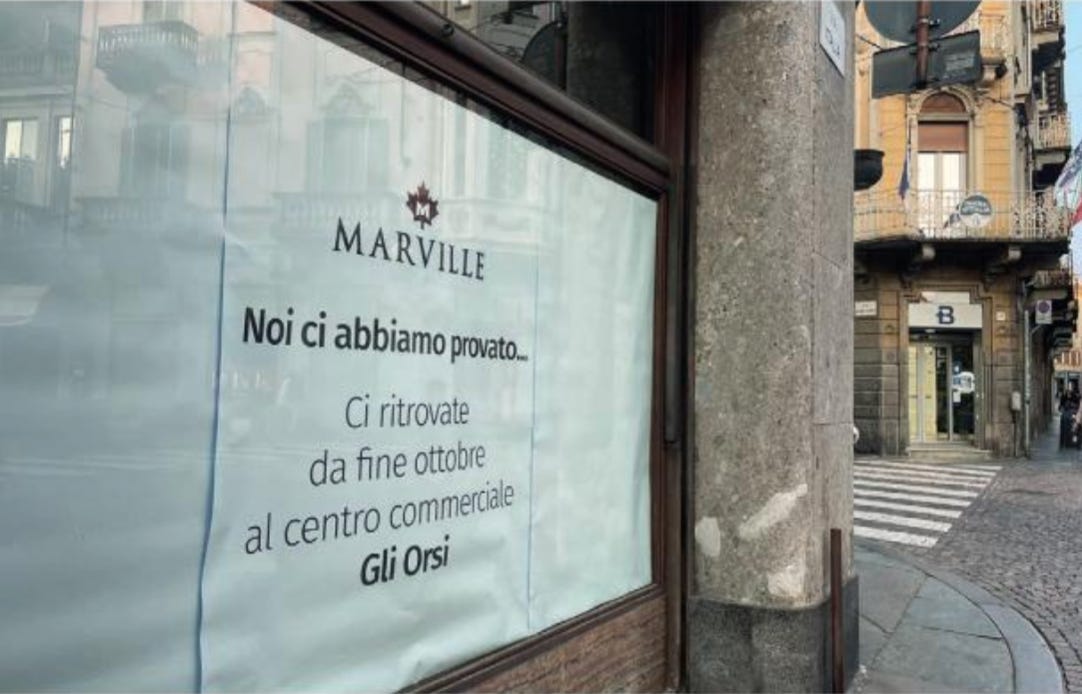 Le bandiere bianche del commercio in centro