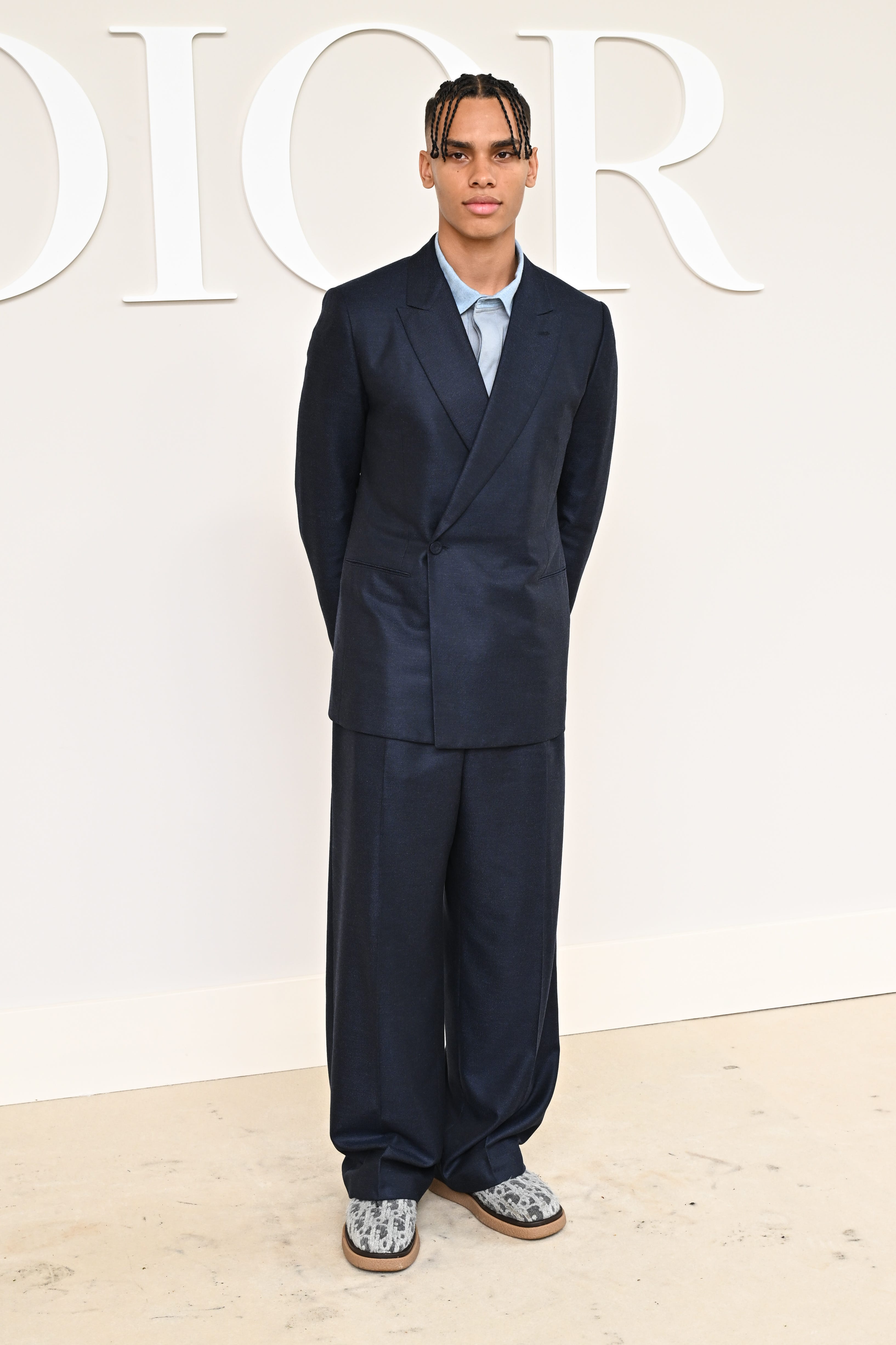 Scandalous Royals:  The Men Who Shared Queens' Beds - pq37o9j