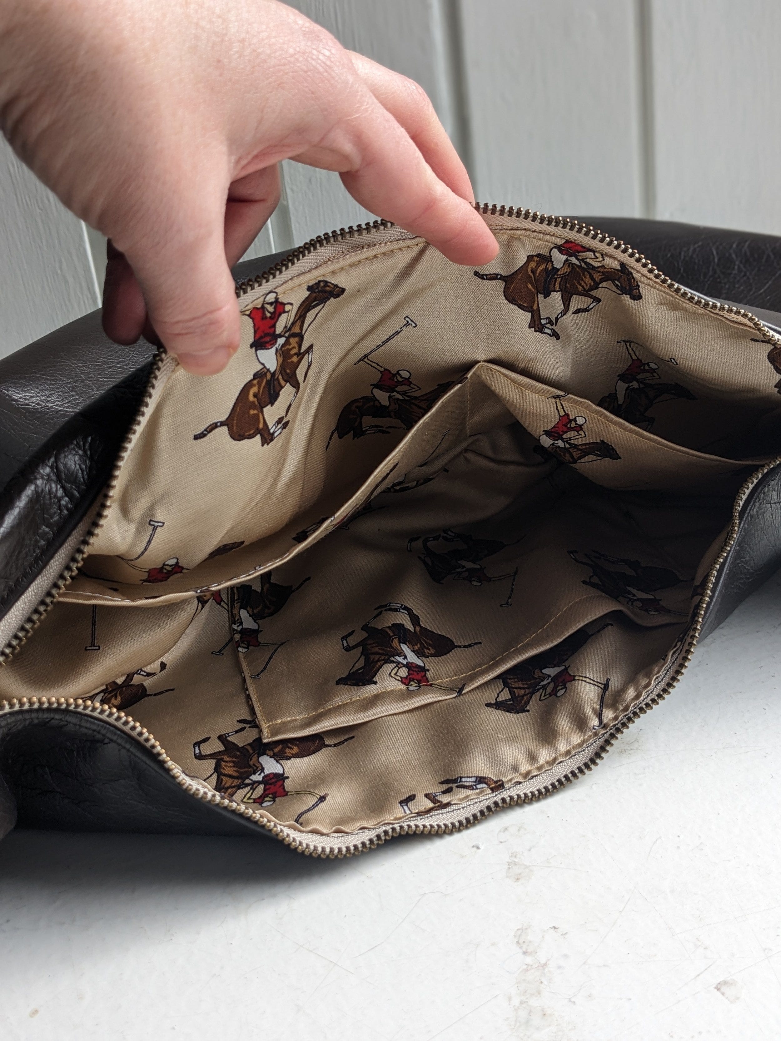 Sewing a bag from recycled leather - by Amy Sewing a bag from recycled leather - by Amy
