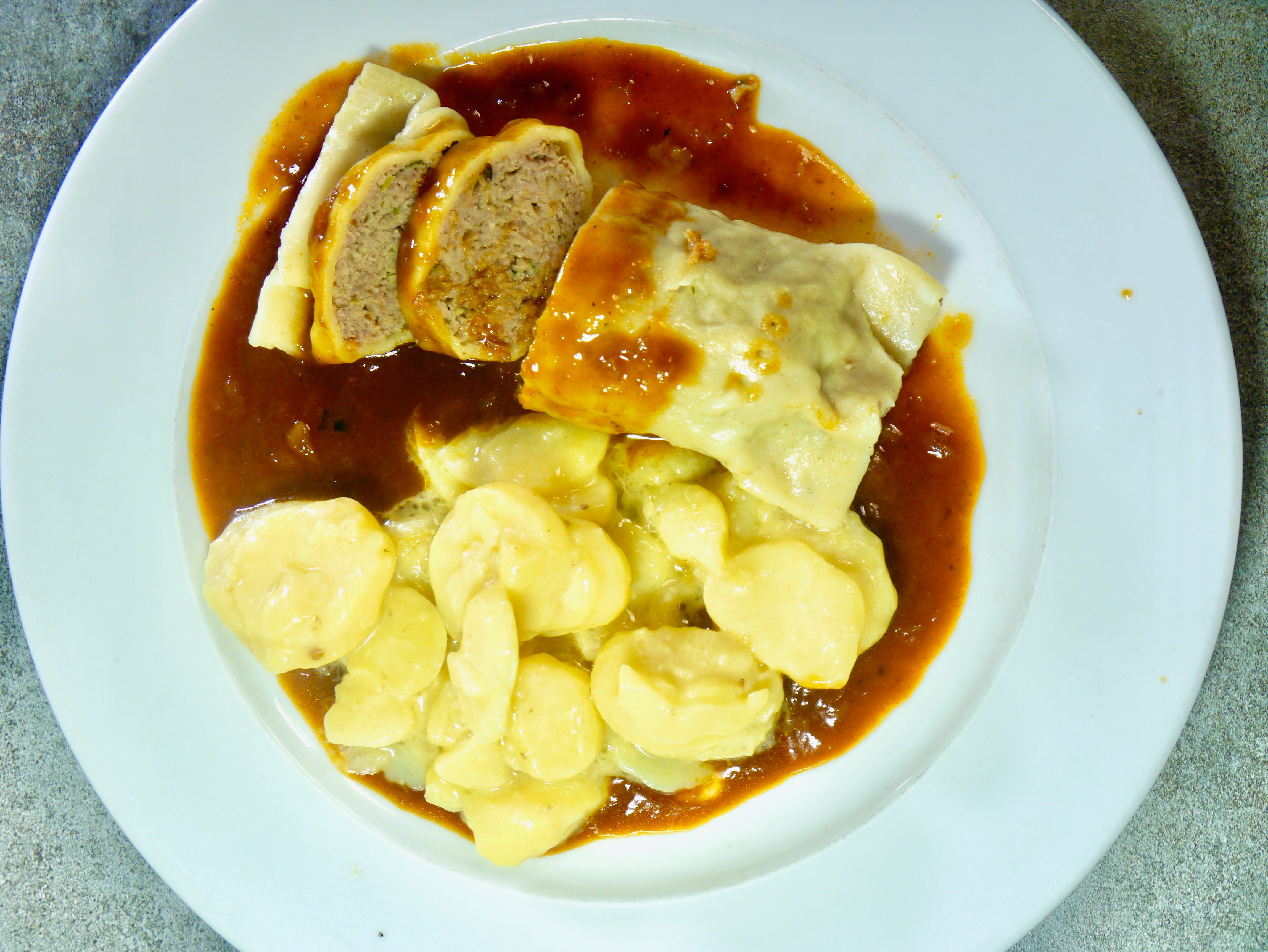Multashen Maultaschen mit Kartoffelsalat und Sauce