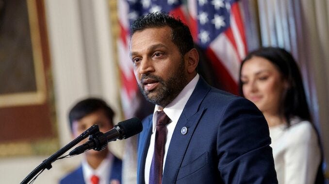 Kash Patel ujawnia, że zajęte dyski twarde i telefony Fauciego ujawniają skalę jego zbrodni przeciwko ludzkości. Kash Patel ujawnia, że zajęte dyski twarde i telefony Fauciego ujawniają skalę jego zbrodni przeciwko ludzkości.