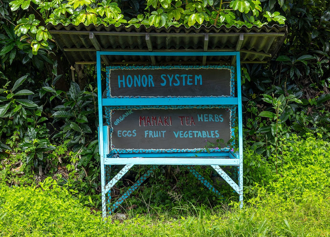 Nāpō'opo'o settlement, which hugs Kealakekua Bay, honor system fruit stands are abundant.
