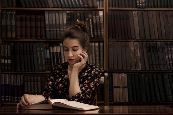 Women reading in Library. Image courtesy of Abbat1.