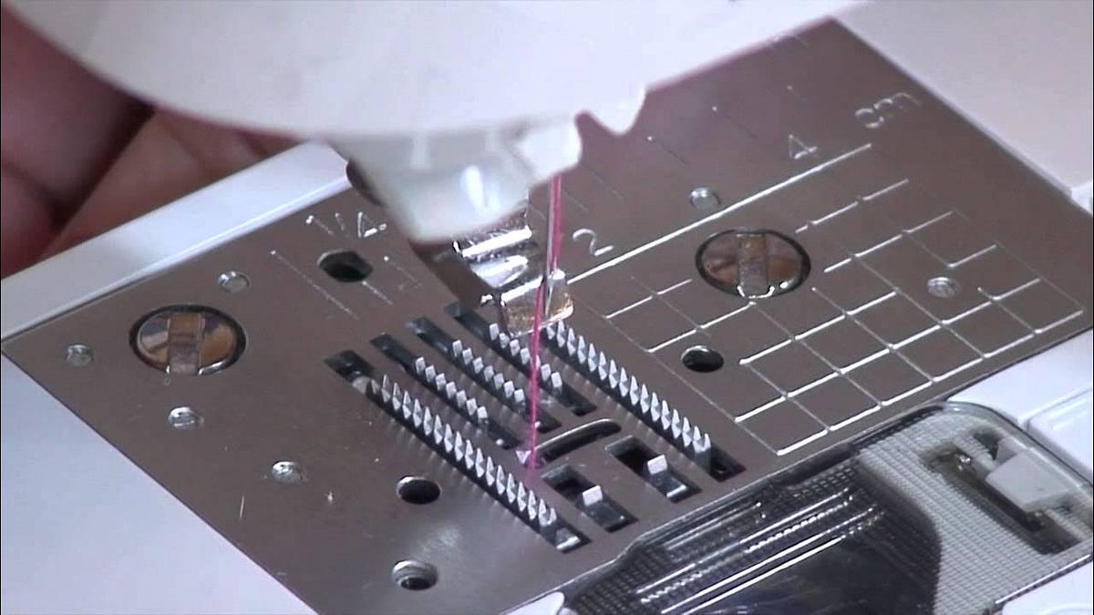 Feed dogs on sewing machines with different stitch widths