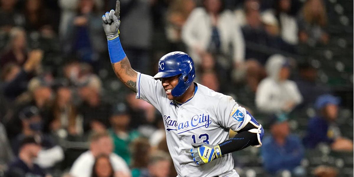 Pratto, Singer lead Royals over White Sox 4-2 in Game 1