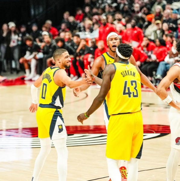 sur Le Roster. | Le premier bilan du duo Tyrese Haliburton & Pascal Siakam chez les Pacers Tyrese Haliburton tapant dans la main de Pascal Siakam. Crédit : Pacers