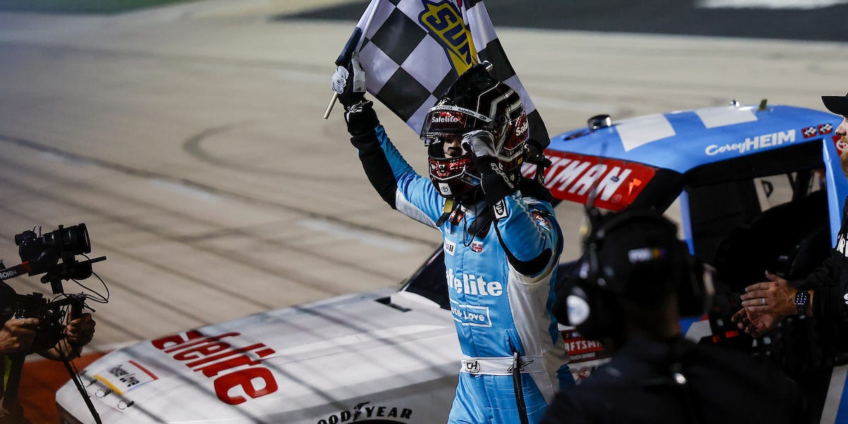 Corey Heimは、2025年の3回目のNASCARトラックの勝利のためにダーオーバータイムを生き延びます。土曜日のテレビスケジュール