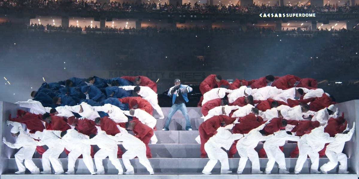 Comments fans love kendrick lamar s use of the american flag during