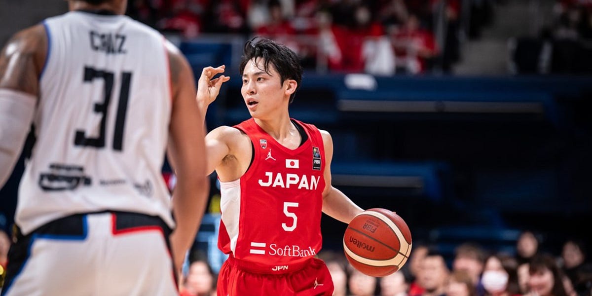 ホーバスHCが「鮫のように食らいつく」と表現する河村勇輝のディフェンスがグアム戦勝利の布石に