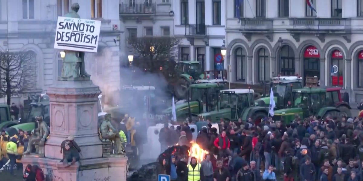 HAPPENING NOW: PROTESTING FARMERS SURROUND BRUSSELS HEADQUARTERS OF EUROPEAN COMMISSION