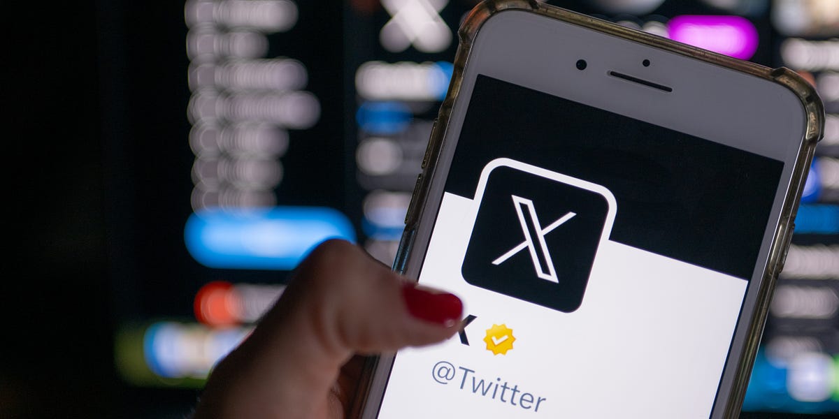 Alessandro Paluzzi on X: #Twitter is working on an option to remove  followers directly from their profile 👀  / X