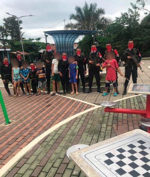 Polemica in Colombia per le foto del gruppo guerrigliero ELN con bambini e fucili