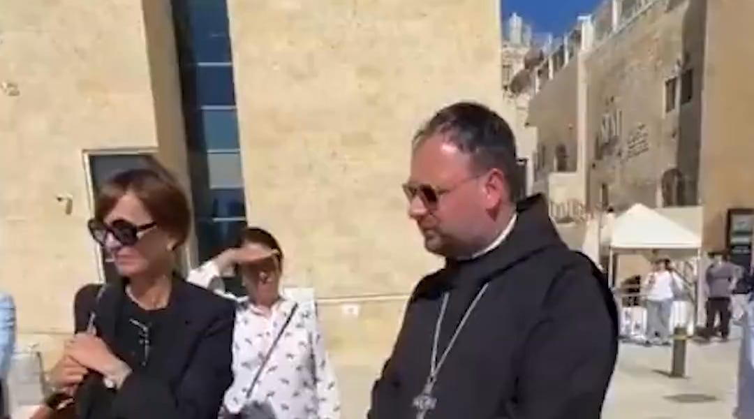 Izraeli tisztvisel felszltott a Szent Fldn egy nmet katolikus aptot, hogy az takarja el a nyakban lg keresztet