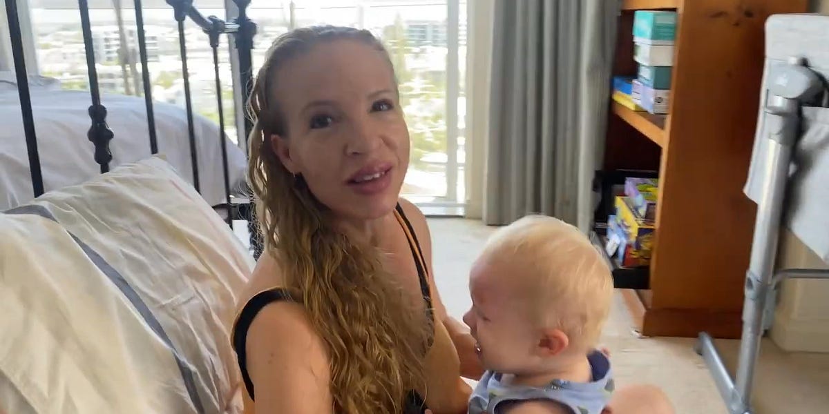 Koalahold breastfeeding by Suvi Mahonen