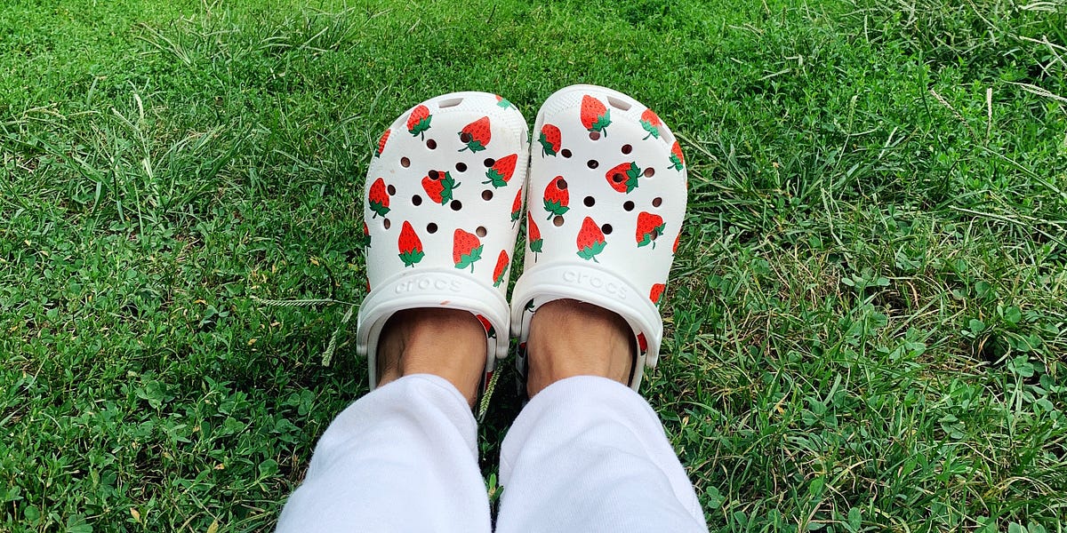 Strawberry best sale crocs canada