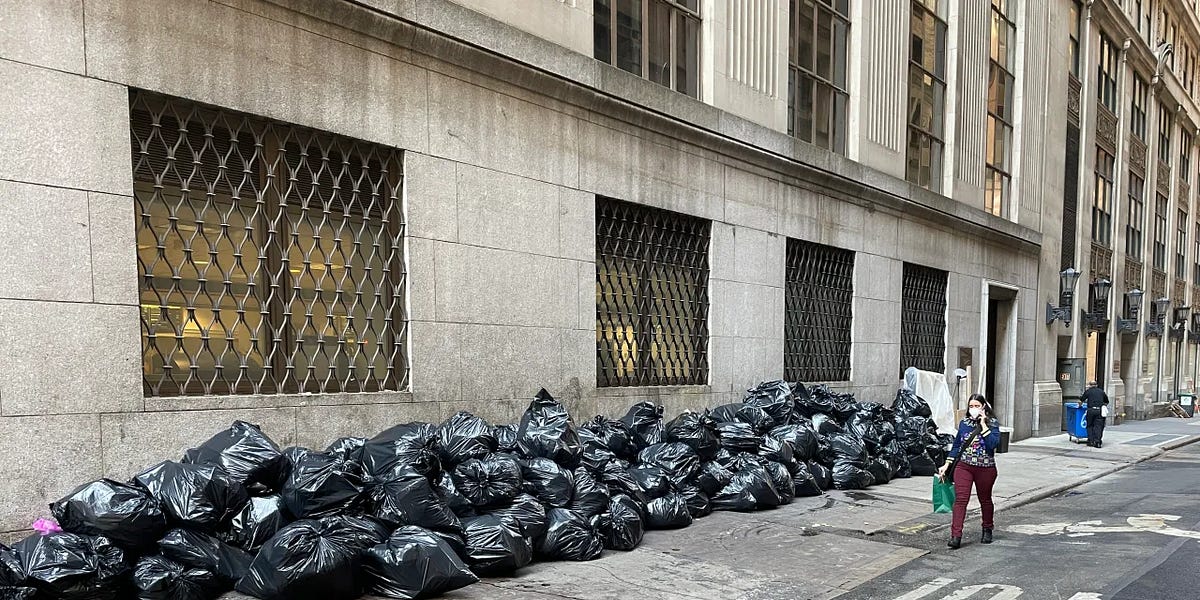 La inexplicable basura de Nueva York - by Roger Senserrich