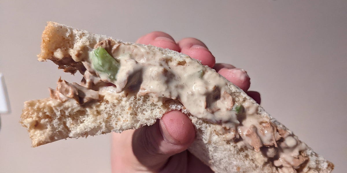 Can cats shop have tuna salad