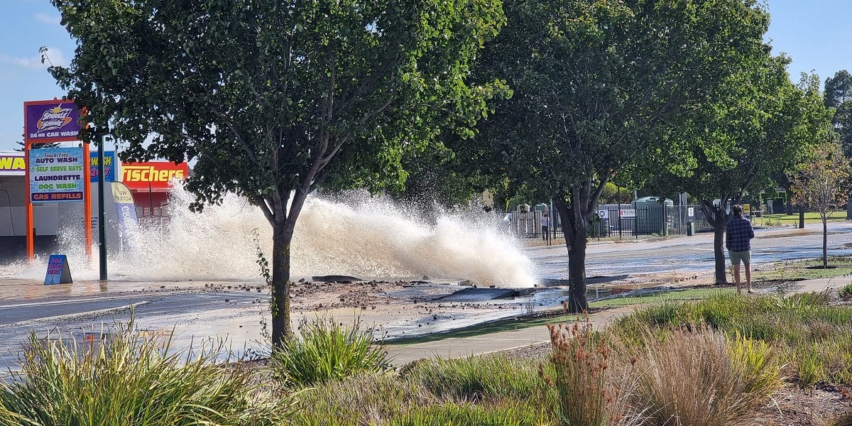 Burst water main stops traffic on Adelaide Road, Murray Bridge