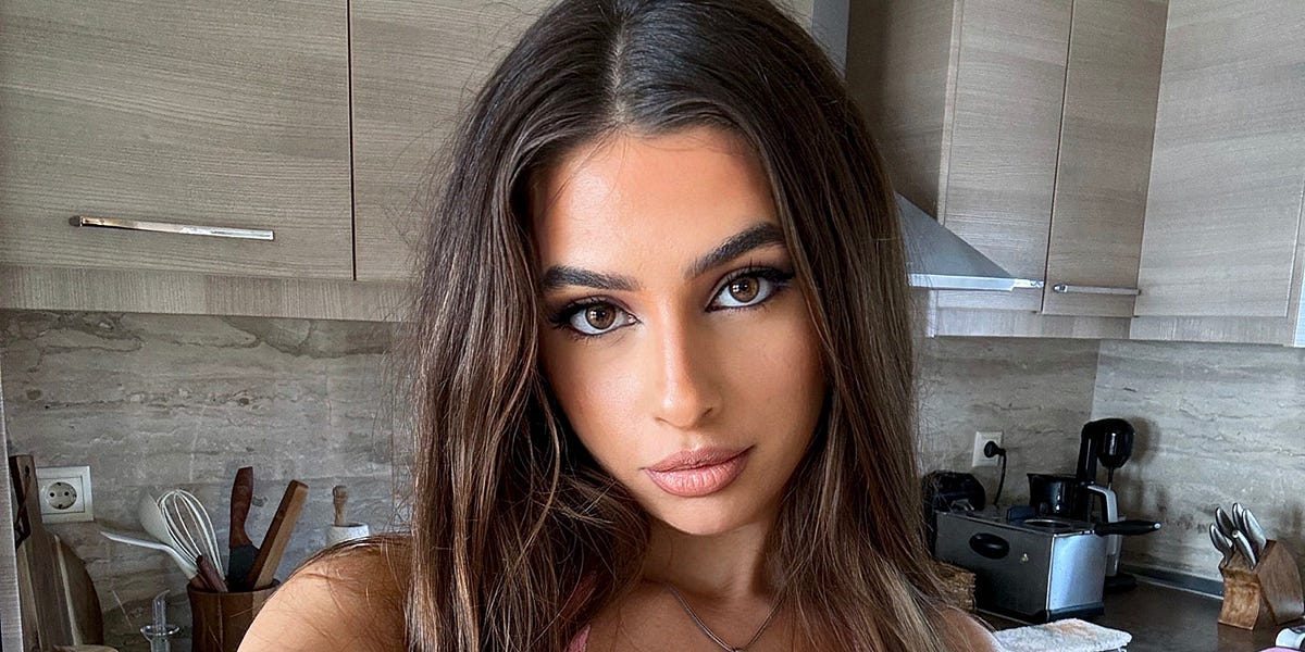 hi ☺️ by Eva Savagiou Eva is typing..