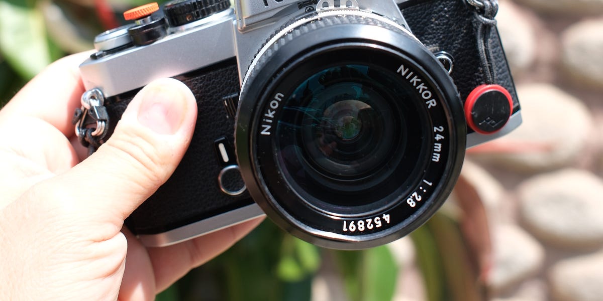 新作からSALEアイテム等お得な商品満載 the Shooting Nikon Up Holds That SLR Classic A FE: フィルムカメラ