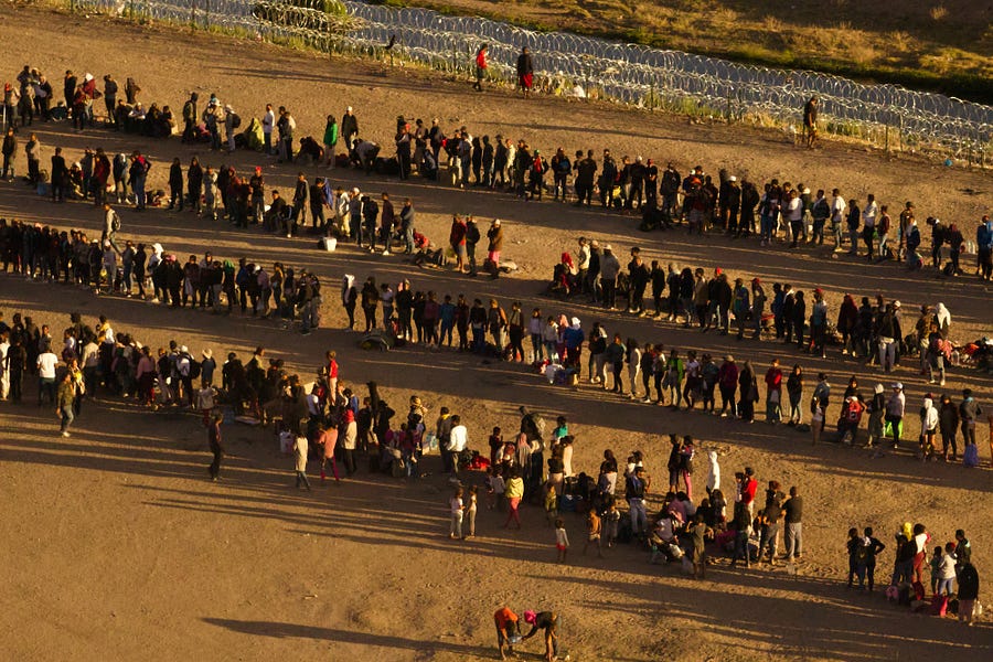 US - Mexico: border chaos, coyotes peddle the idea that crossing is "easy"