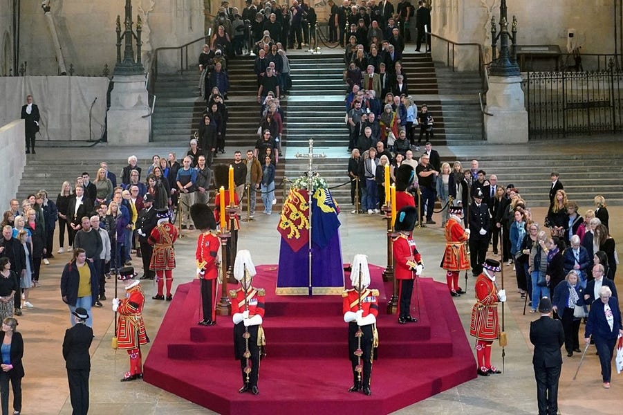 Extraordinary Tribute as Thousands Queue for Elizabeth Extraordinary Tribute as Thousands Queue for Elizabeth