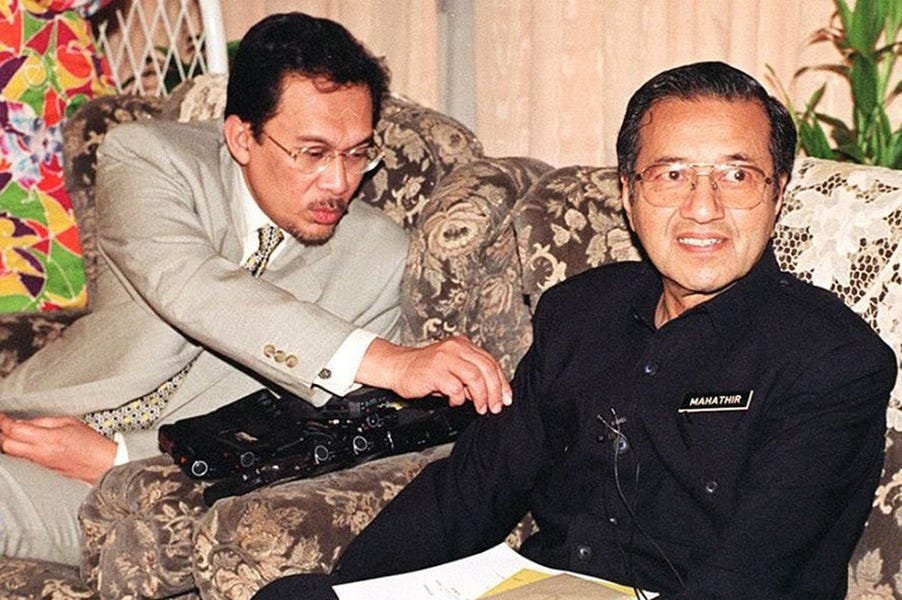 使马来西亚陷入瘫痪的 25 年世仇