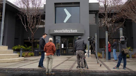 Csődbe ment az USA egyik legnagyobb bankja, a Silicon Valley Bank, eközben a 4 legnagyobb amerikai b…