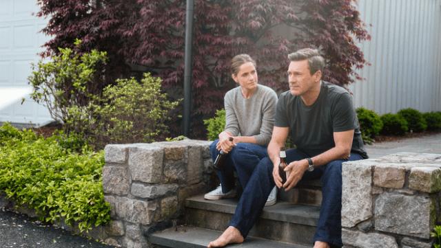 Amanda Peet and Jon Hamm in “Your Friends & Neighbors,” premiering April 11, 2025 on Apple TV+.