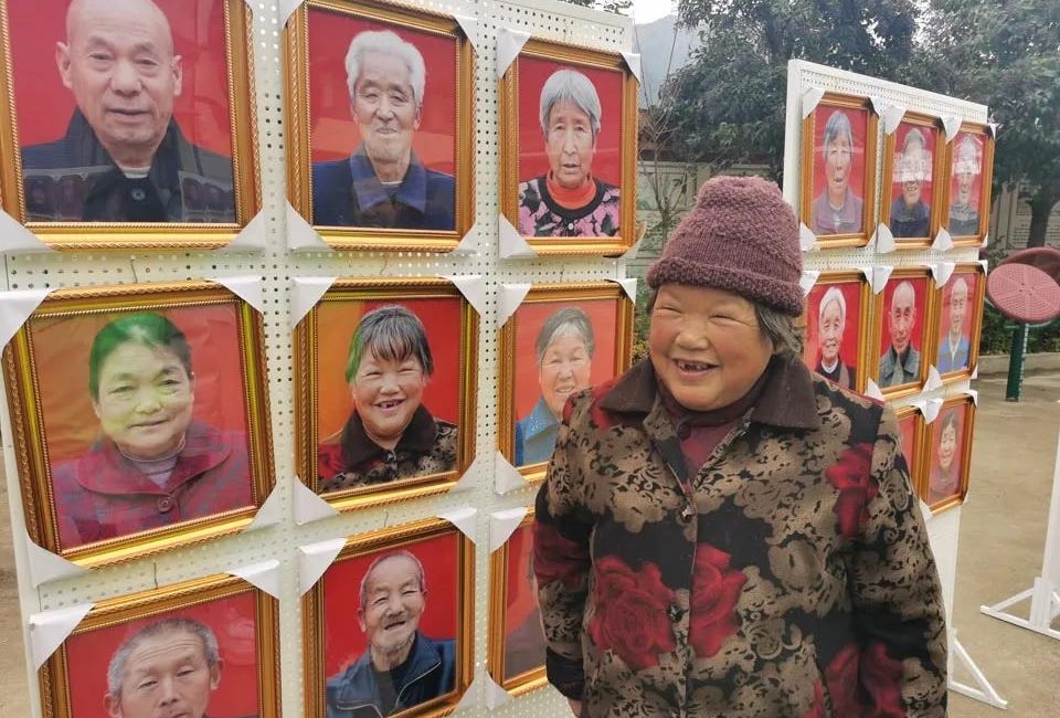 Taking funeral portraits for China's elderly empty-nesters in rural areas: “Your children and grandchildren will remember your smiling face.”
