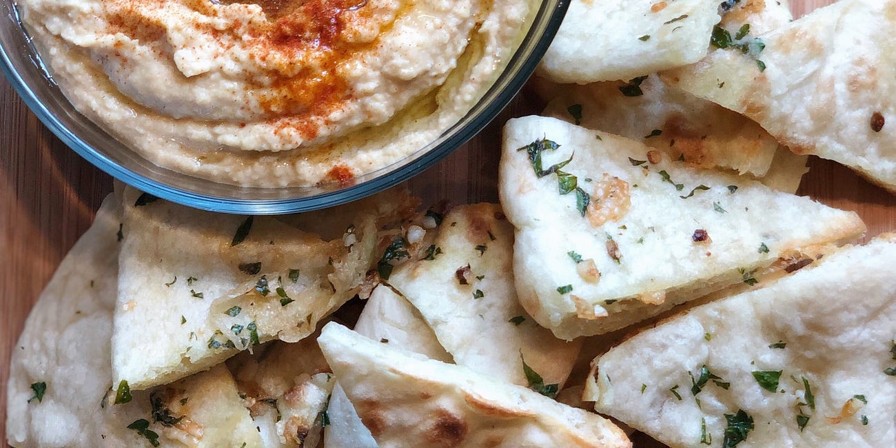 Simple Garlic Hummus Dip